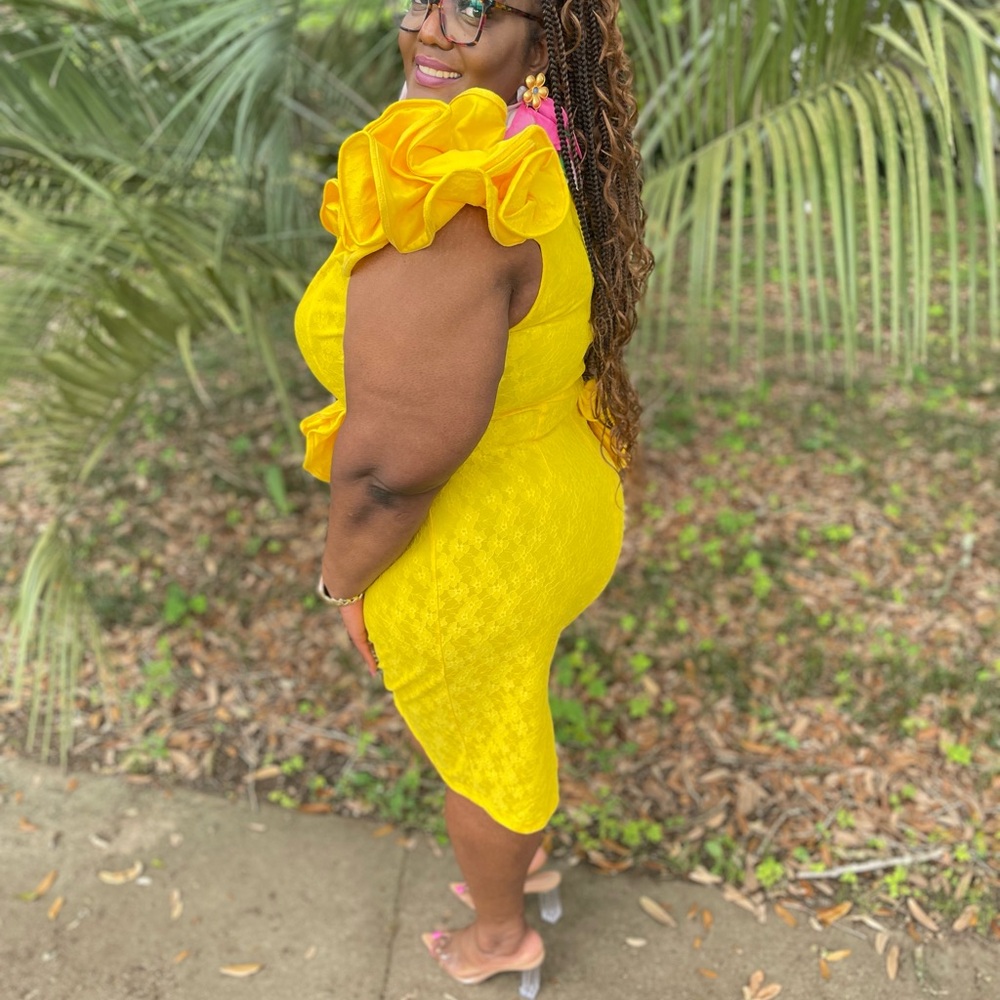 Elegant Yellow Off-Shoulder Dress - Picture 5 of 6